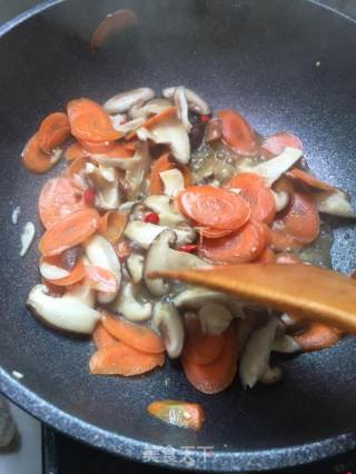 健身食谱--香菇胡萝卜炒鸡胸肉的做法步骤：5
