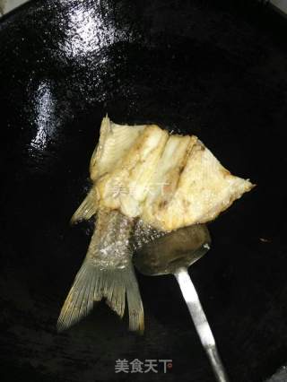 酸芋苗焖鱼的做法步骤：2