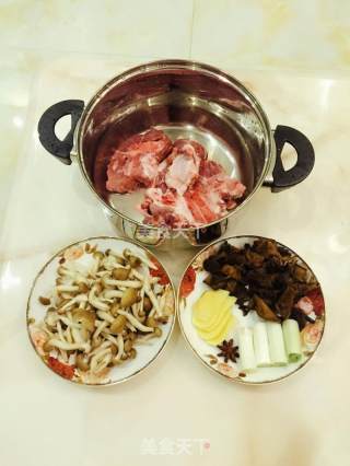 菌菇排骨汤的做法步骤：1