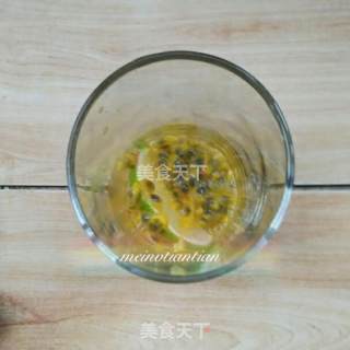 百香果青柠蜂蜜饮的做法步骤：4