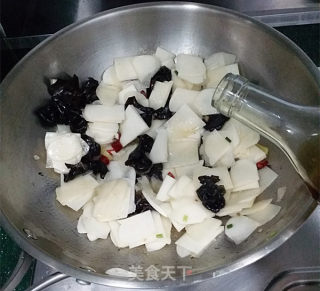 木耳炒地瓜的做法步骤：8