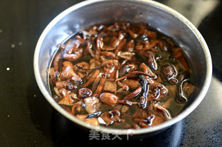 小鸡炖蘑菇的做法步骤：2