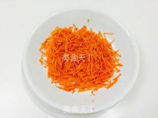 胡萝卜丝蛋饼的做法步骤：1
