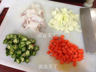 秋葵鱿鱼咖喱炒饭的做法步骤：1