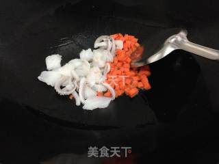 秋葵鱿鱼咖喱炒饭的做法步骤：2