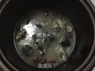 乌鸡红枣汤的做法步骤：2