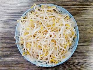 绿豆芽炒肉的做法步骤：1