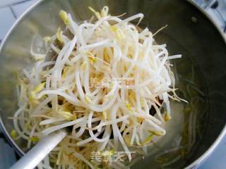 绿豆芽炒肉的做法步骤：3