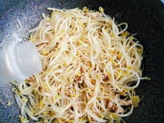 绿豆芽炒肉的做法步骤：11
