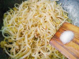 绿豆芽炒肉的做法步骤：12