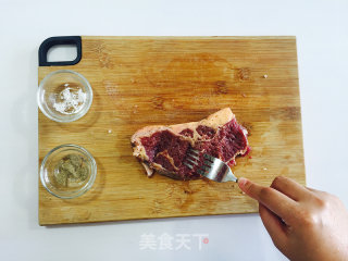 蔬汁酱牛排的做法步骤：1