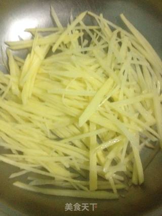 面蒸土豆丝炒鸡蛋的做法步骤：3