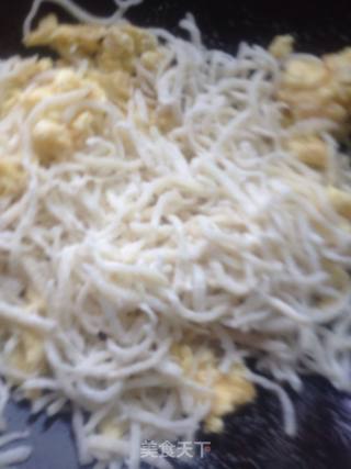 面蒸土豆丝炒鸡蛋的做法步骤：7