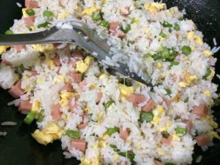 午餐肉蛋炒饭的做法步骤：7