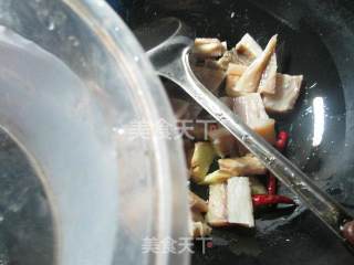 茭白烧鱼鲞的做法步骤：3