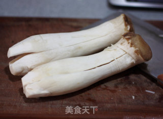 微波炉也能做---干煸手撕杏鲍菇的做法步骤：1