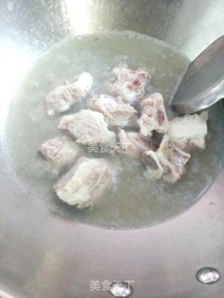 糖醋排骨的做法步骤：2