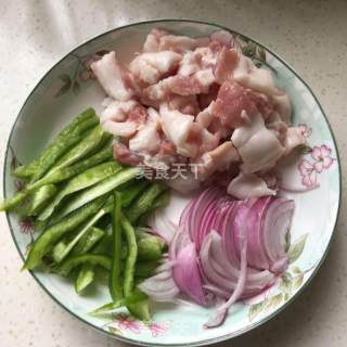 干锅有机花菜炒肉片的做法步骤：2
