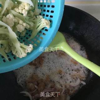 干锅有机花菜炒肉片的做法步骤：7