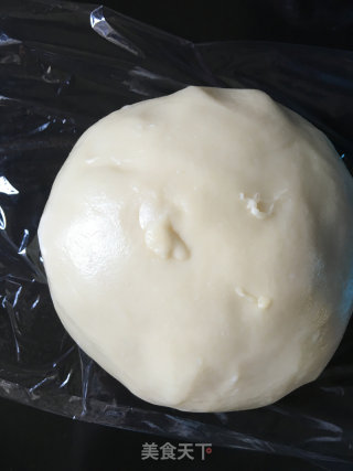 紫薯蛋黄酥和红豆蛋黄酥的做法步骤：2