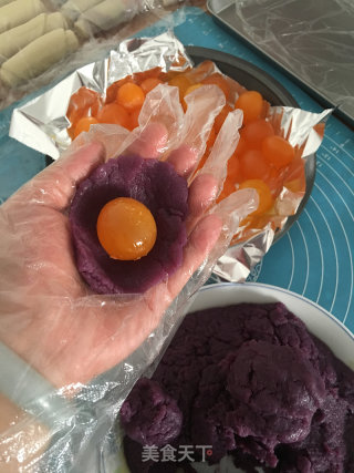 紫薯蛋黄酥和红豆蛋黄酥的做法步骤：8