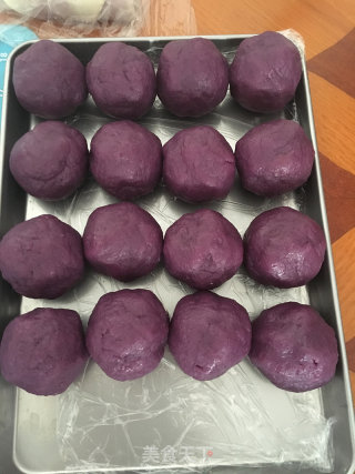 紫薯蛋黄酥和红豆蛋黄酥的做法步骤：9