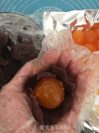 紫薯蛋黄酥和红豆蛋黄酥的做法步骤：10