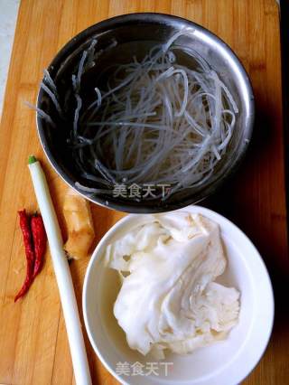 泡菜炒粉条的做法步骤：1