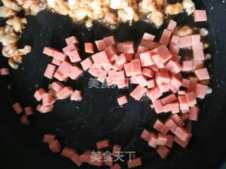 牛肉虾仁火腿蛋炒饭的做法步骤：5
