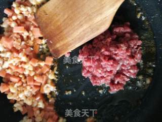 牛肉虾仁火腿蛋炒饭的做法步骤：6