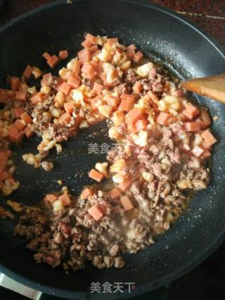 牛肉虾仁火腿蛋炒饭的做法步骤：8