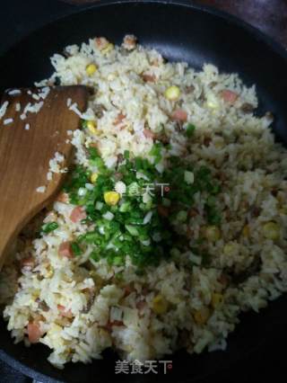 牛肉虾仁火腿蛋炒饭的做法步骤：16