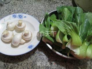 蘑菇炒手捏菜的做法步骤：1