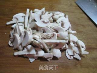 蘑菇炒手捏菜的做法步骤：2