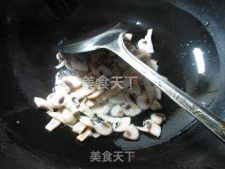 蘑菇炒手捏菜的做法步骤：8