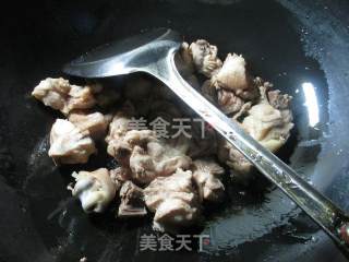 小鸡炖蘑菇的做法步骤：2