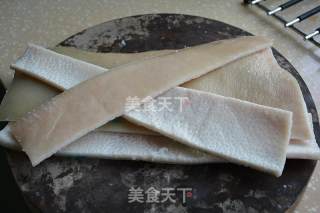 鹌鹑蛋板栗烧猪皮的做法步骤：1