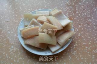 鹌鹑蛋板栗烧猪皮的做法步骤：2