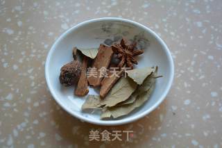 鹌鹑蛋板栗烧猪皮的做法步骤：4