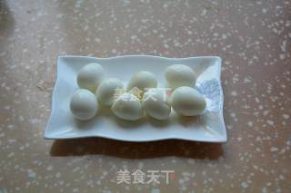 鹌鹑蛋板栗烧猪皮的做法步骤：5