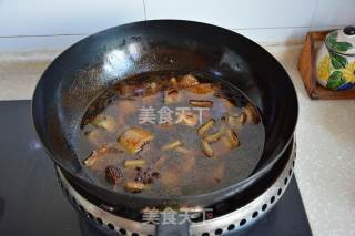 鹌鹑蛋板栗烧猪皮的做法步骤：8