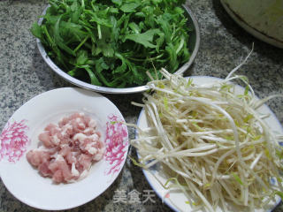 肉丝蒿菜炒绿豆芽的做法步骤：1