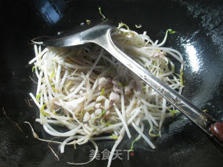 肉丝蒿菜炒绿豆芽的做法步骤：4