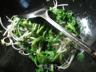 肉丝蒿菜炒绿豆芽的做法步骤：5