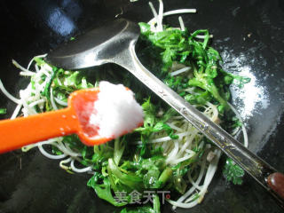 肉丝蒿菜炒绿豆芽的做法步骤：6