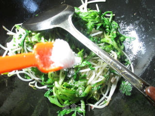 肉丝蒿菜炒绿豆芽的做法步骤：7