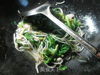 肉丝蒿菜炒绿豆芽的做法步骤：8