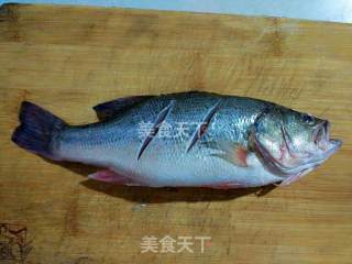 清蒸鲈鱼的做法步骤：1