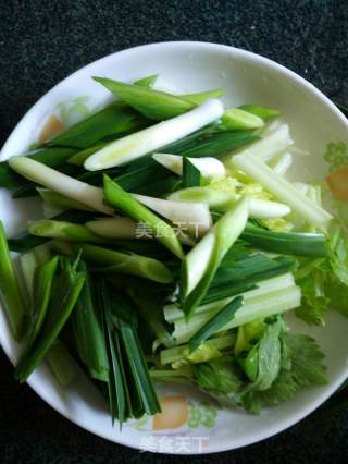 大蒜炒肉的做法步骤：1