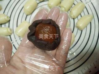 酥到掉渣的蛋黄酥的做法步骤：3